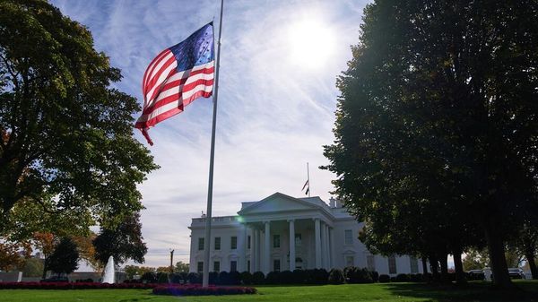 A bandeira norte-americana é vista a meio mastro na Casa Branca, em Washington, 4 de novembro de 2025 - Sputnik Brasil