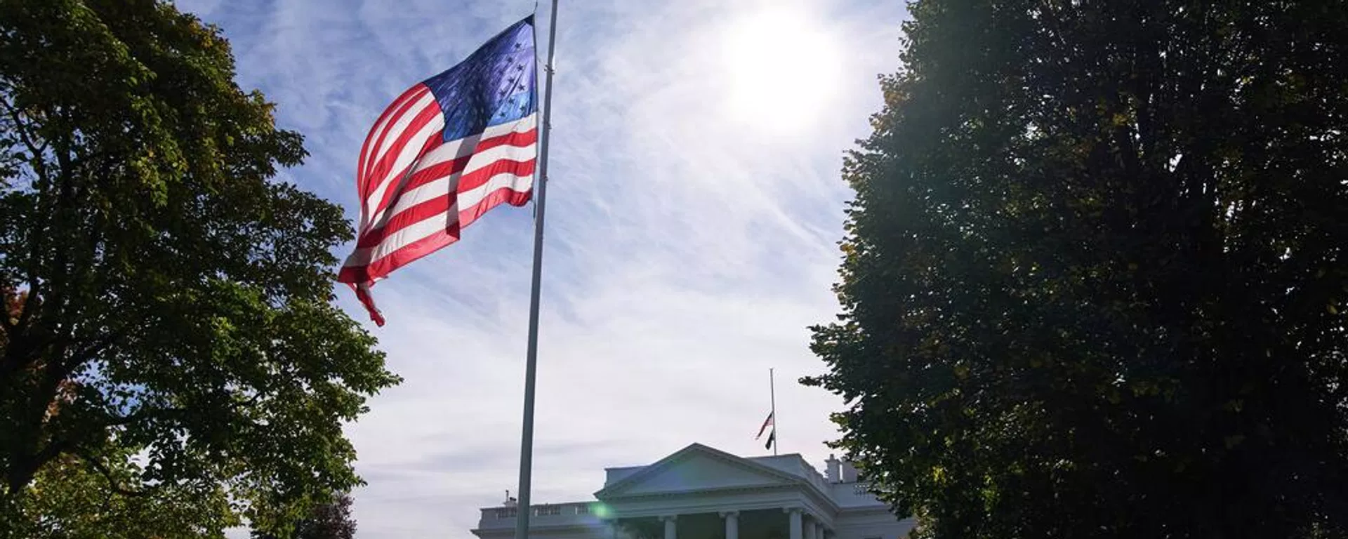 A bandeira norte-americana é vista a meio mastro na Casa Branca, em Washington, 4 de novembro de 2025 - Sputnik Brasil, 1920, 02.09.2026