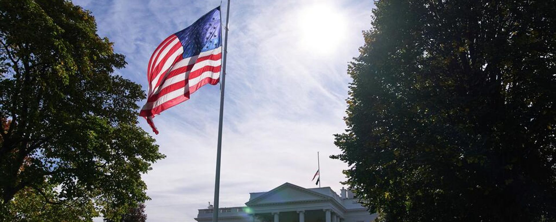 A bandeira norte-americana é vista a meio mastro na Casa Branca, em Washington, 4 de novembro de 2025 - Sputnik Brasil, 1920, 02.09.2026