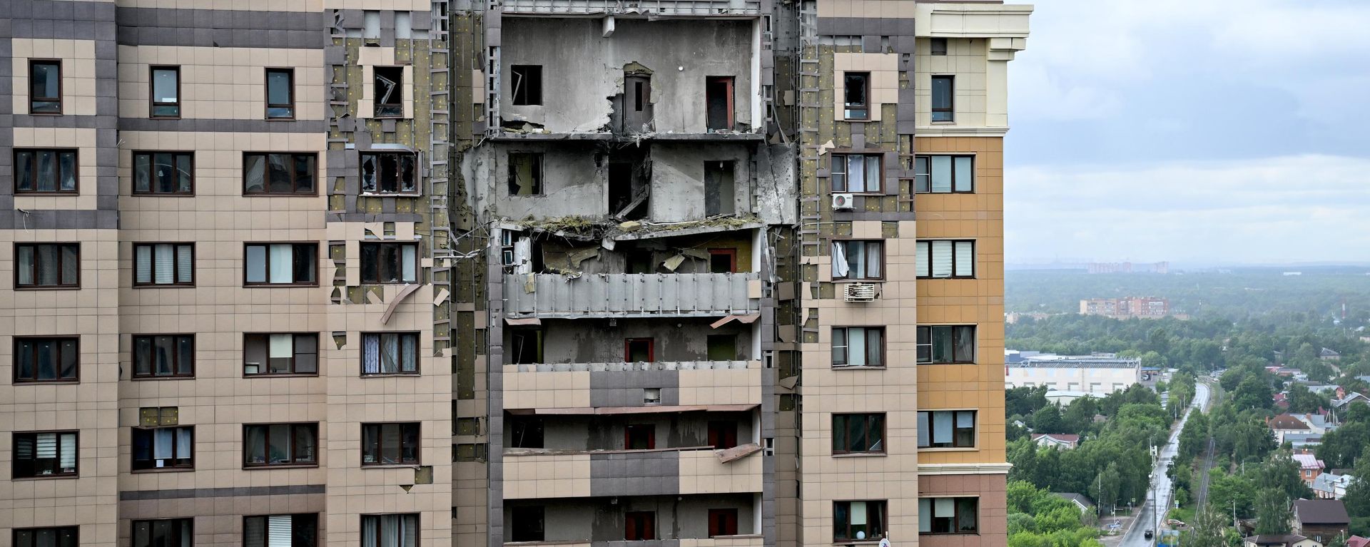 Consequências do ataque de um drone ucraniano a um edifício residencial na região de Moscou. - Sputnik Brasil, 1920, 08.07.2026