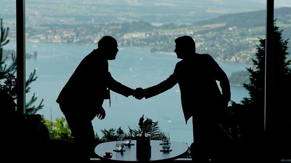 Membros da delegação se reúnem no saguão no primeiro dia de uma reunião quadrilateral entre os EUA, Irã, Paquistão e Catar no Buergenstock Resort Lake Lucerne, perto de Stansstad, Suíça, 21 de junho de 2026 - Sputnik Brasil
