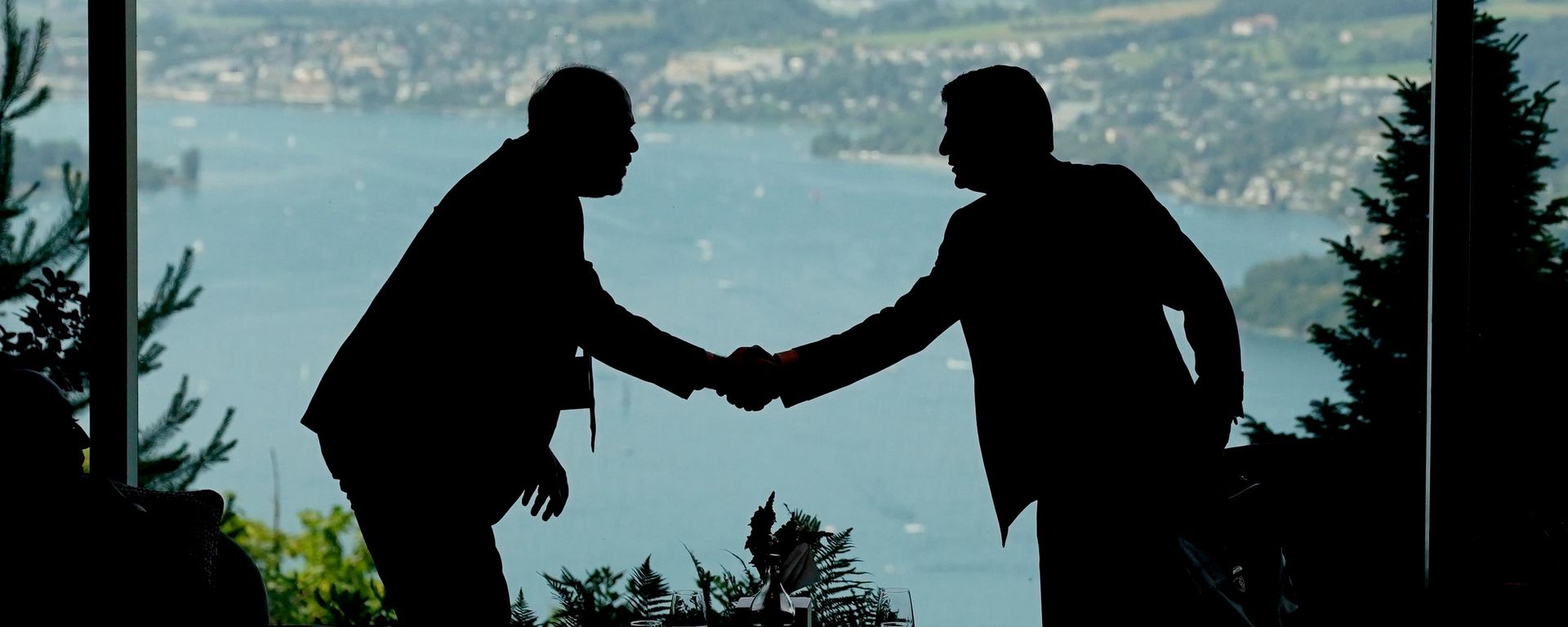 Membros da delegação se reúnem no saguão no primeiro dia de uma reunião quadrilateral entre os EUA, Irã, Paquistão e Catar no Buergenstock Resort Lake Lucerne, perto de Stansstad, Suíça, 21 de junho de 2026 - Sputnik Brasil, 1920, 24.06.2026