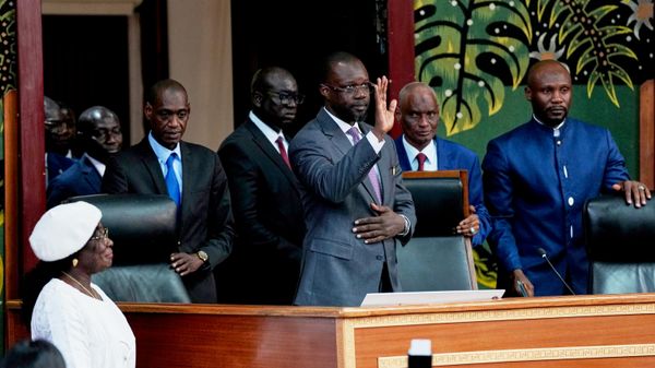 Ousmane Sonko (ao centro) chega para fazer um discurso após sua eleição como presidente da Assembleia Nacional em Dakar, no Senegal - Sputnik Brasil