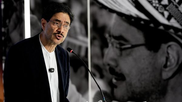 O senador Iván Cepeda, que concorreu à presidência da Colômbia nas eleições de 2026, durante coletiva de imprensa em 24 de junho de 2026 - Sputnik Brasil