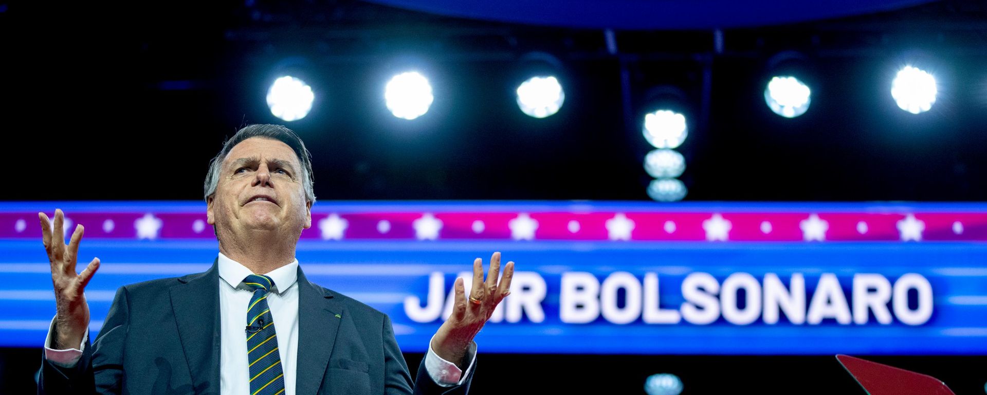 O ex-presidente do Brasil Jair Bolsonaro durante discurso em evento conservador nos Estados Unidos, em 4 de março de 2023 - Sputnik Brasil, 1920, 24.07.2026