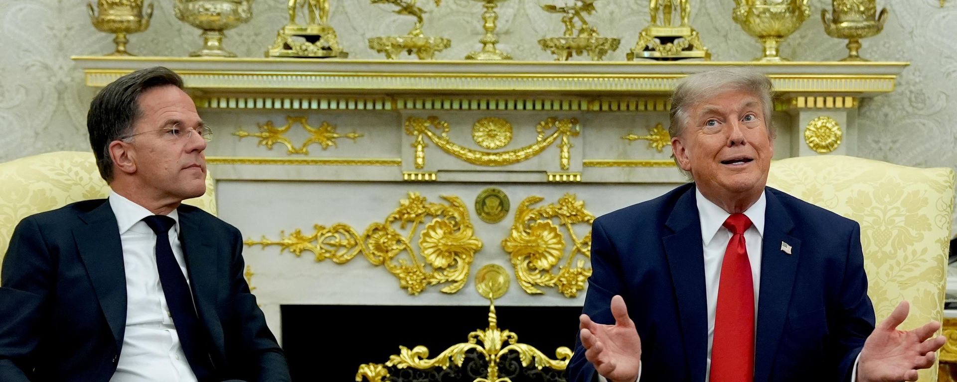 O presidente dos Estados Unidos, Donald Trump (à dir.), conversa com o secretário-geral da Organização do Tratado do Atlântico Norte (OTAN), Mark Rutte, na Casa Branca, em 24 de junho de 2026 - Sputnik Brasil, 1920, 24.06.2026