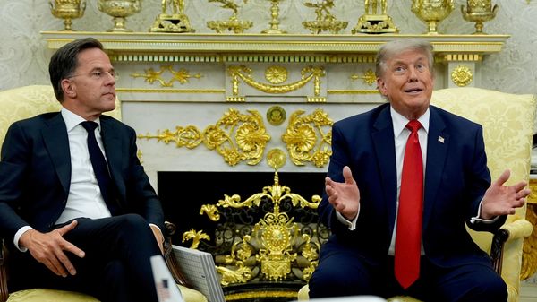 O presidente dos Estados Unidos, Donald Trump (à dir.), conversa com o secretário-geral da Organização do Tratado do Atlântico Norte (OTAN), Mark Rutte, na Casa Branca, em 24 de junho de 2026 - Sputnik Brasil