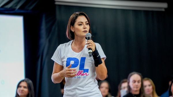 Ex-primeira-dama e presidente do PL Mulher, Michelle Bolsonaro durante discurso em evento em Primavera do Leste (MT), em 12 de abril de 2025 - Sputnik Brasil