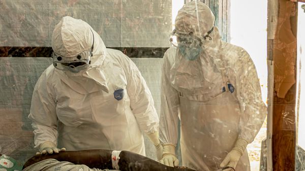 Agentes de saúde atendem paciente com Ebola em Ituri, na República Democrática do Congo, em 18 de junho de 2026 - Sputnik Brasil
