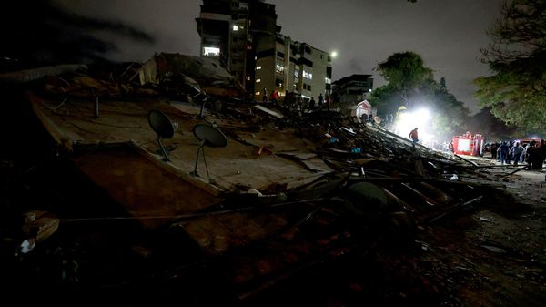 Equipes de resgate vasculham os escombros de um prédio desmoronado após um terremoto em Caracas - Sputnik Brasil