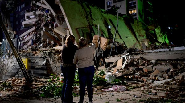 Люди стоят на месте обрушения здания после землетрясения в Каракасе, Венесуэла - Sputnik Brasil