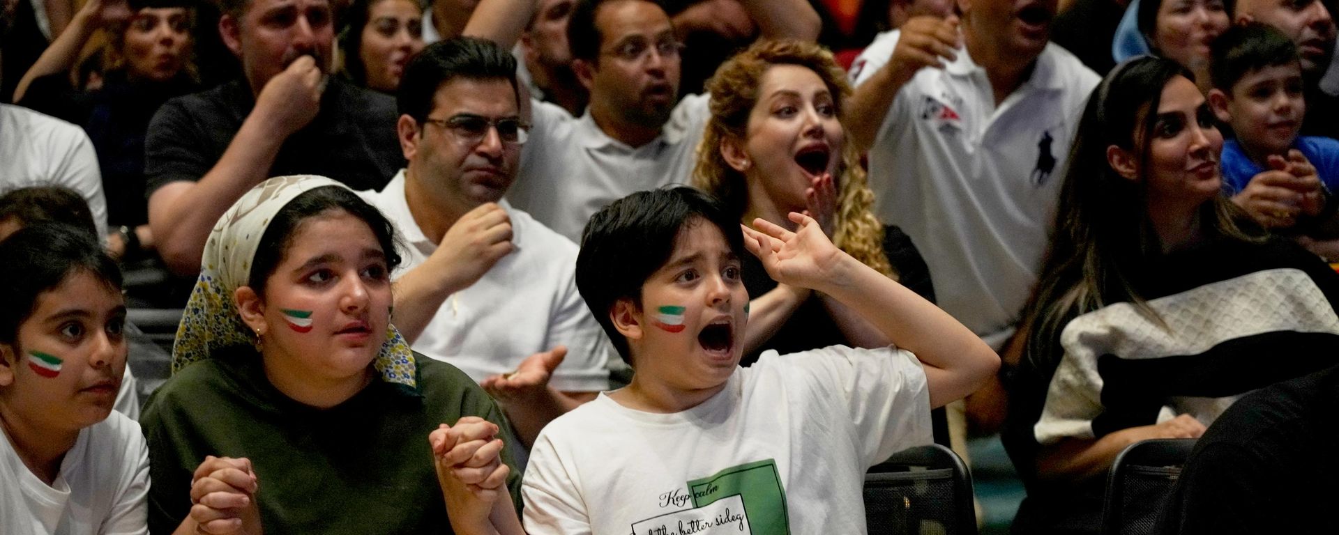 Torcedores iranianos reagem enquanto assistem à transmissão ao vivo da partida do Irã contra a Bélgica, pelo Grupo G da Copa do Mundo, em uma livraria transformada em local de exibição do torneio, em Teerã, no Irã - Sputnik Brasil, 1920, 25.06.2026