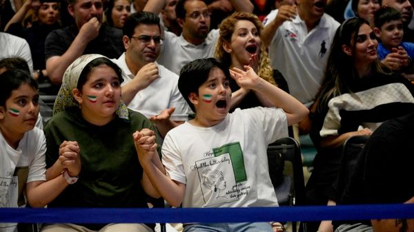Torcedores iranianos reagem enquanto assistem à transmissão ao vivo da partida do Irã contra a Bélgica, pelo Grupo G da Copa do Mundo, em uma livraria transformada em local de exibição do torneio, em Teerã, no Irã - Sputnik Brasil