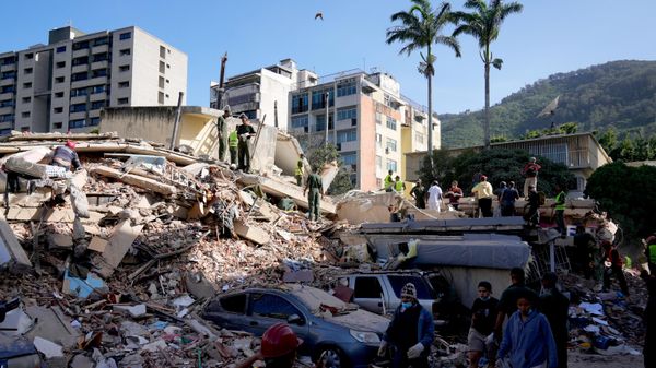Moradores e equipes de resgate vasculham escombros de prédio que desabou durante terremoto em Caracas, na Venezuela - Sputnik Brasil