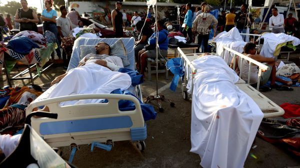 Pacientes permanecem do lado de fora de um hospital evacuado após a unidade ser danificada por um terremoto em Catia La Mar, Venezuela, 25 de junho de 2026. - Sputnik Brasil