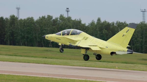 O avião experimental Yak-130M durante o primeiro voo. - Sputnik Brasil
