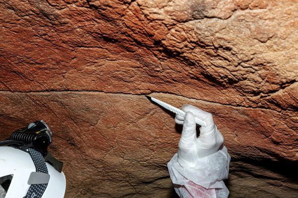 Amostragem de pigmentos em uma figura de arte rupestre claviforme em Tebellín, Espanha. - Sputnik Brasil
