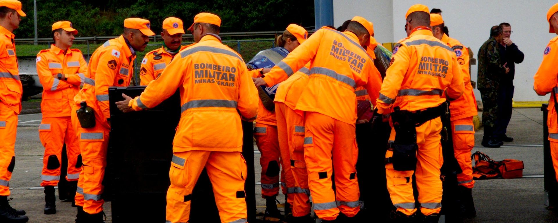 Integrantes do Corpo de Bombeiros Militar de Minas Gerais (CBMMG) fazem os últimos ajustes para missão humanitária de busca e resgate na Venezuela, em resposta aos terremotos que atingiram o país em 24 de junho de 2026 e mataram dois cidadãos brasileiros - Sputnik Brasil, 1920, 26.06.2026