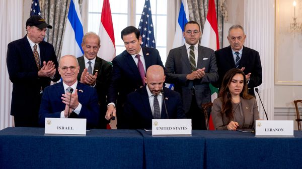 O secretário de Estado dos Estados Unidos, Marco Rubio (ao centro, de gravata bordô), e outros representantes acompanham a assinatura de um acordo-quadro que busca uma saída para o conflito entre Israel e o grupo libanês Hezbollah - Sputnik Brasil