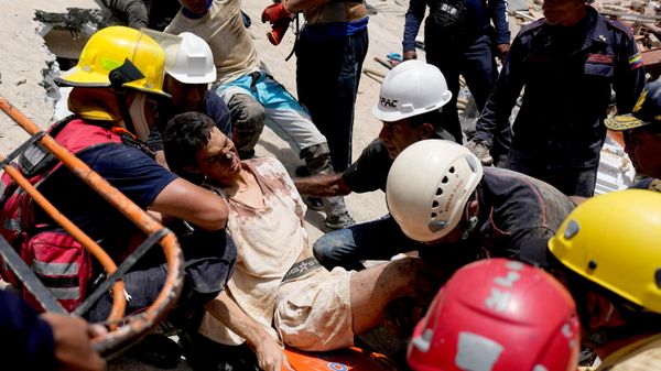 Equipes de resgate colocam Daniel Cordero em uma maca após retirá-lo dos escombros, dois dias depois de um terremoto atingir Catia la Mar, na Venezuela, em 26 de junho de 2026 - Sputnik Brasil