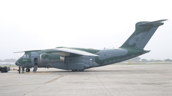 Aeronave KC-390 Millennium, da Força Aérea Brasileira (FAB), leva ajuda humanitária para a Venezuela após fortes terremotos. 27 de junho de 2026 - Sputnik Brasil