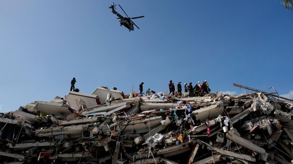 Moradores e autoridades de resgate procuram por corpos e sobreviventes em meio aos destroços de um prédio após os fortes terremotos que atingiram a Venezuela. 27 de junho de 2026 - Sputnik Brasil