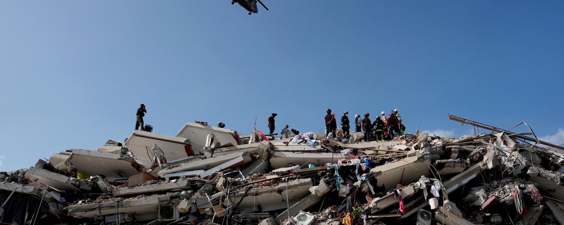 Moradores e autoridades de resgate procuram por corpos e sobreviventes em meio aos destroços de um prédio após os fortes terremotos que atingiram a Venezuela. 27 de junho de 2026 - Sputnik Brasil, 1920, 27.06.2026