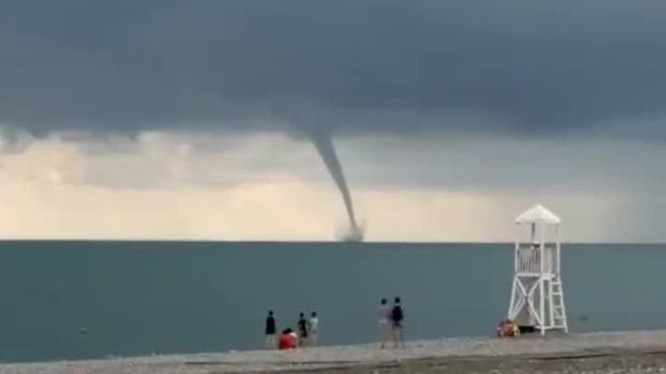 Entre a beleza e o perigo: um tornado impressionante é capturado em vídeo sobre o mar Negro - Sputnik Brasil