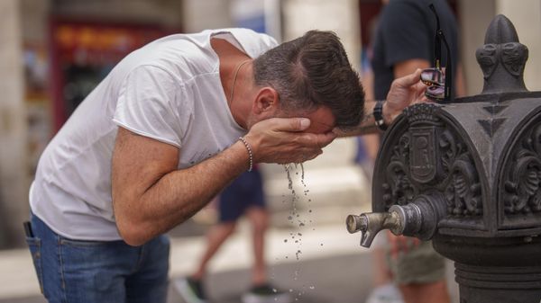 Um homem se refresca em uma fonte durante um dia quente e ensolarado de verão em Madri, Espanha, 19 de julho de 2023 - Sputnik Brasil