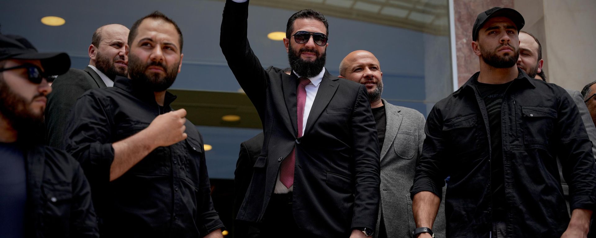 O presidente sírio, Ahmed al-Sharaa, acena durante visita a área inundada após o transbordamento do rio Eufrates, em Deir ez-Zor, na Síria - Sputnik Brasil, 1920, 01.07.2026