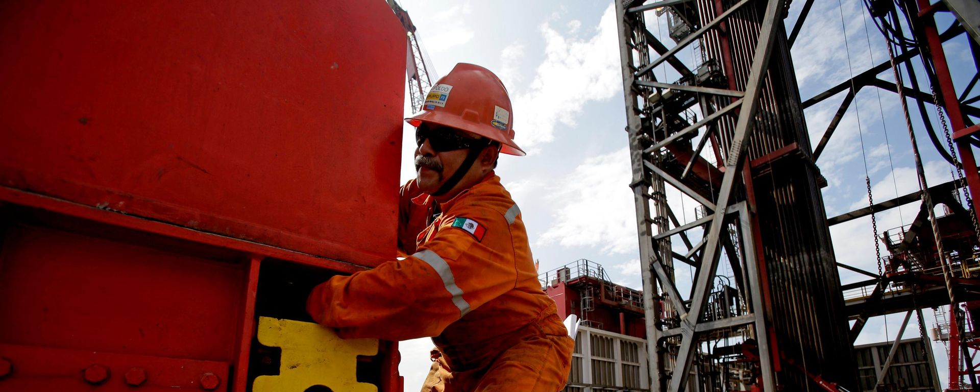Funcionário da Pemex durante trabalho em uma plataforma de extração, no Golfo do México, em 22 de novembro de 2013 - Sputnik Brasil, 1920, 30.06.2026