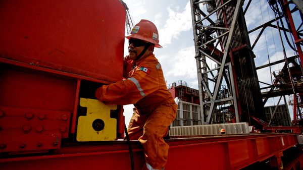 Funcionário da Pemex durante trabalho em uma plataforma de extração, no Golfo do México, em 22 de novembro de 2013 - Sputnik Brasil