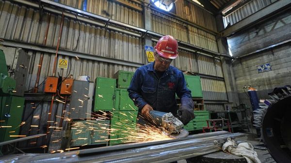 Um operário lixa metal em uma fábrica que produz peças para grandes veículos elétricos na Cidade do México, 2 de abril de 2025 - Sputnik Brasil