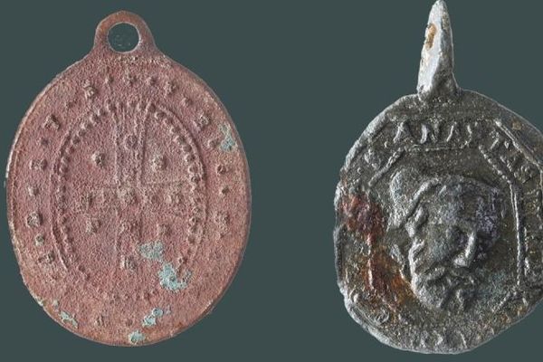 Medalhões religiosos encontrados na Suíça   - Sputnik Brasil