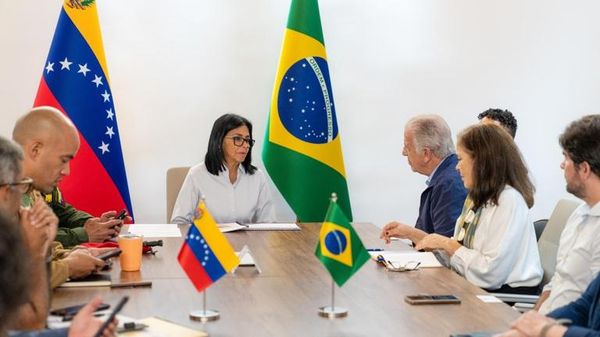 Comitiva brasileira liderada pelo ministro da Defesa, José Mucio, durante encontro com a presidente interina da Venezuela, Delcy Rodríguez. Caracas, 30 de junho de 2026 - Sputnik Brasil
