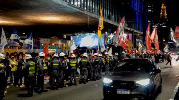 Policiais militares de São Paulo cercam manifestação a favor do fim da escala 6 x 1, no Vão Livre do Museu de Arte de São Paulo (Masp), em 30 de junho de 2026 - Sputnik Brasil