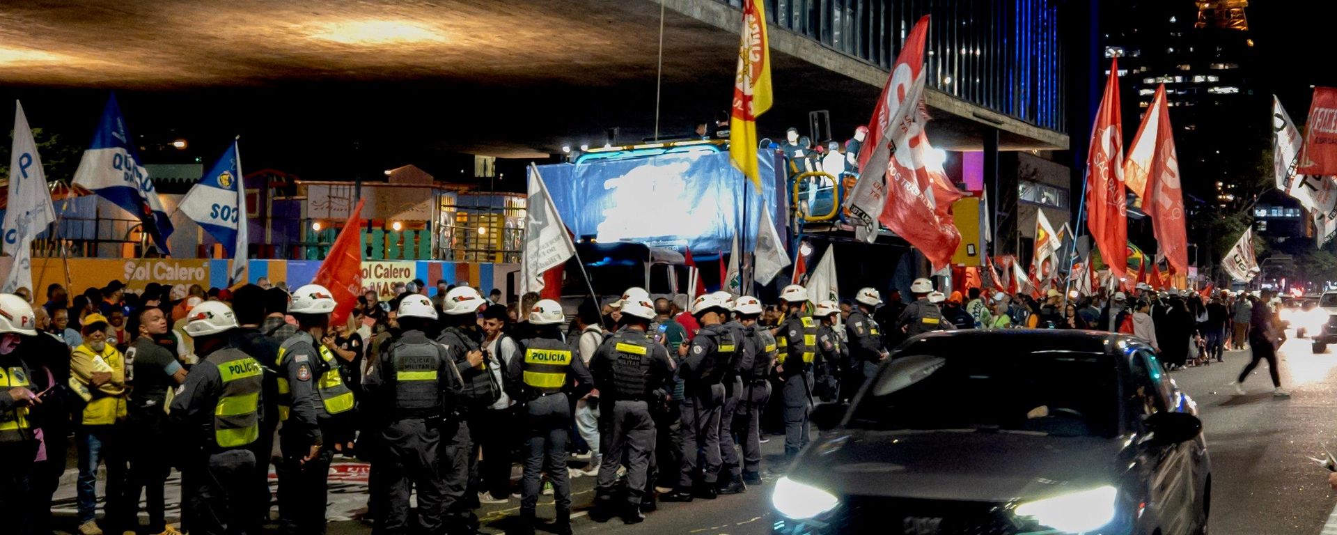 Policiais militares de São Paulo cercam manifestação a favor do fim da escala 6 x 1, no Vão Livre do Museu de Arte de São Paulo (Masp), em 30 de junho de 2026 - Sputnik Brasil, 1920, 30.06.2026