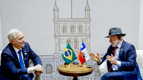 Presidentes do Chile, José Antonio Kast, e do Brasil, Luiz Inácio Lula da Silva, durante reunião bilateral às margens da cúpula do Mercosul. 30 de junho de 2026 - Sputnik Brasil