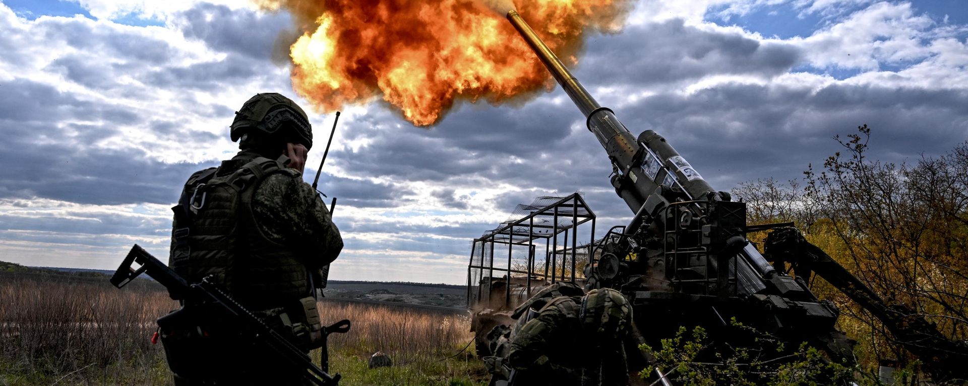 Operações de combate da guarnição de um obuseiro autopropulsado 2S7 Pion, da 34ª Divisão de Artilharia (273ª Brigada de Artilharia) do Grupo de Forças Oeste, no setor de Kharkiv da Operação Militar Especial, em 2 de maio de 2026 - Sputnik Brasil, 1920, 06.10.2026