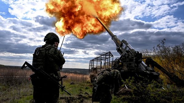 Operações de combate da guarnição de um obuseiro autopropulsado 2S7 Pion, da 34ª Divisão de Artilharia (273ª Brigada de Artilharia) do Grupo de Forças Oeste, no setor de Kharkiv da Operação Militar Especial, em 2 de maio de 2026 - Sputnik Brasil