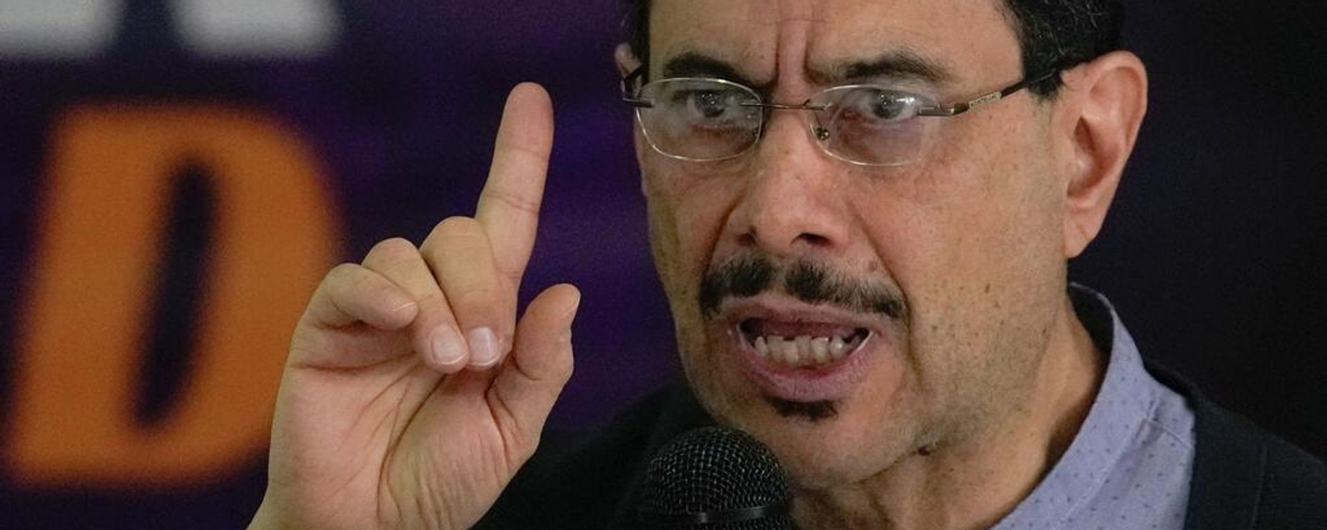 O candidato presidencial Iván Cepeda, da coligação governista Pacto Histórico, chega para conceder uma entrevista coletiva um dia após o primeiro turno das eleições presidenciais em Bogotá, Colômbia, 1º de junho de 2026 O candidato presidencial Iván Cepeda, da coligação governista Pacto Histórico, chega para conceder uma entrevista coletiva um dia após o primeiro turno das eleições presidenciais em Bogotá, Colômbia, 1º de junho de 2026 - Sputnik Brasil, 1920, 01.07.2026