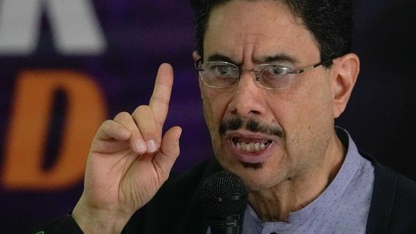 O candidato presidencial Iván Cepeda, da coligação governista Pacto Histórico, chega para conceder uma entrevista coletiva um dia após o primeiro turno das eleições presidenciais em Bogotá, Colômbia, 1º de junho de 2026 - Sputnik Brasil