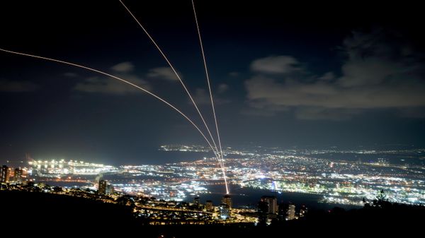 O sistema de defesa aérea israelense Cúpula de Ferro dispara para interceptar foguetes lançados do Líbano, visto de Haifa, norte de Israel, 23 de setembro de 2024 - Sputnik Brasil