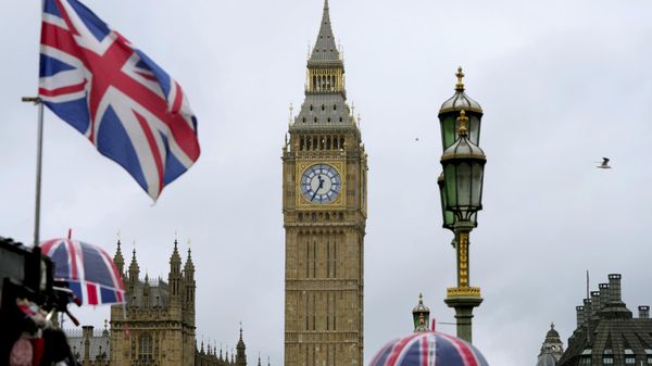 Uma bandeira do Reino Unido tremula perto do Big Ben em Londres, 31 de janeiro de 2025 - Sputnik Brasil
