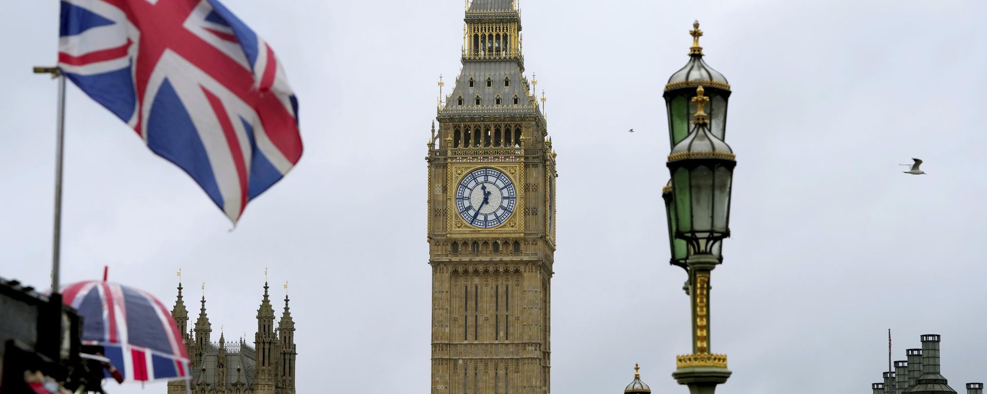 Uma bandeira do Reino Unido tremula perto do Big Ben em Londres, 31 de janeiro de 2025 - Sputnik Brasil, 1920, 12.10.2026