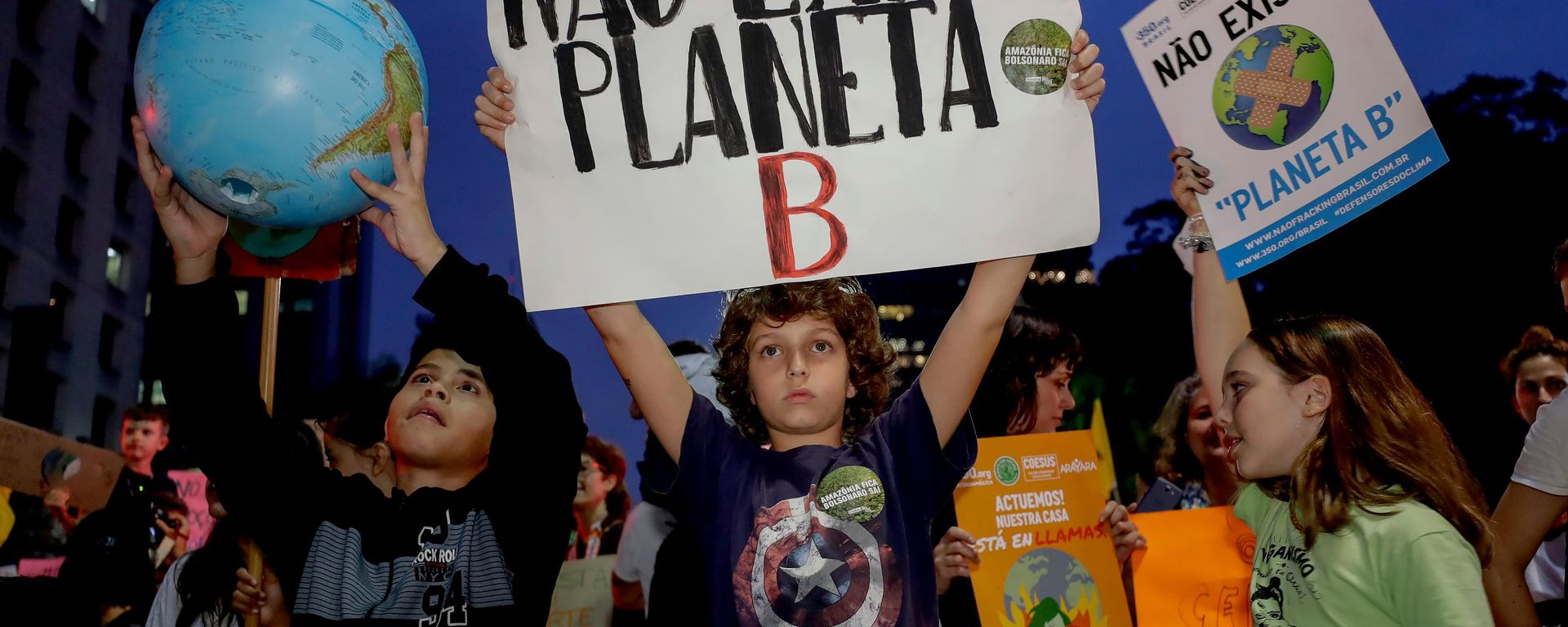 Crianças seguram cartazes com a frase Não existe planeta B durante protesto global sobre mudanças climáticas em São Paulo, Brasil - Sputnik Brasil, 1920, 02.07.2026