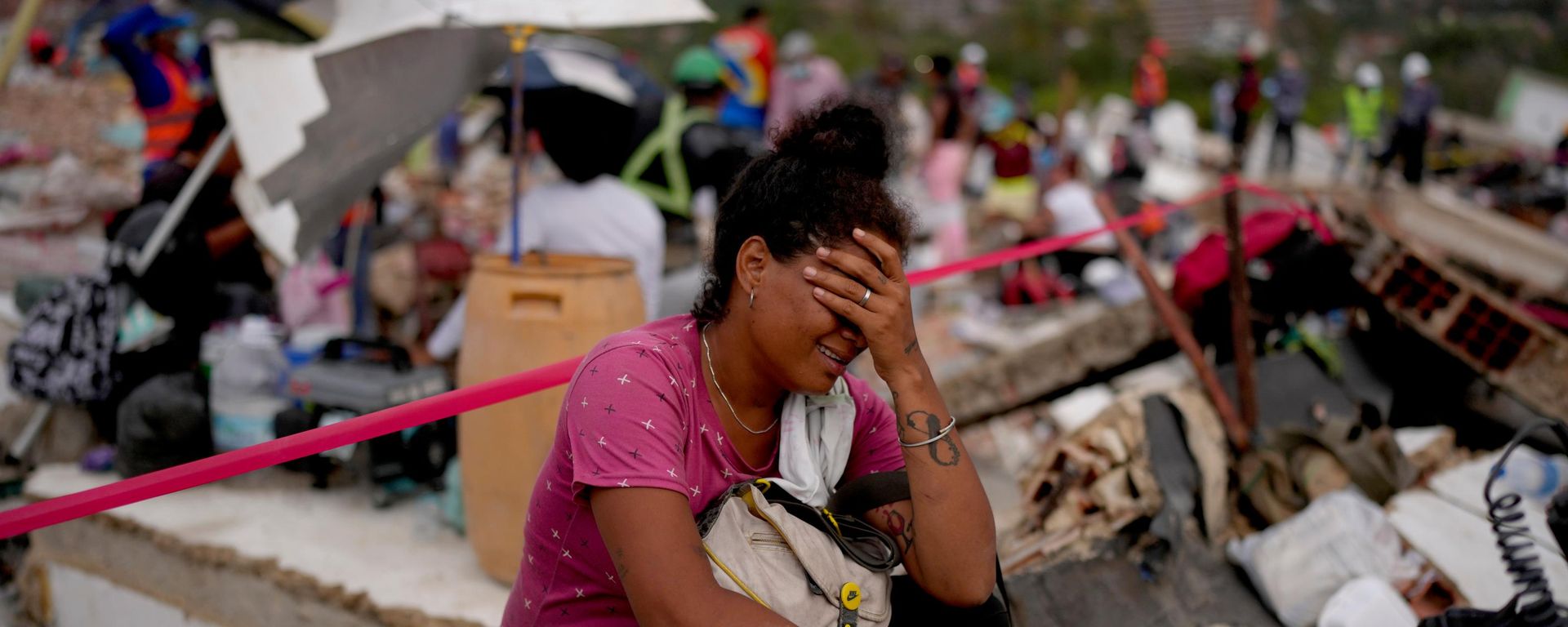 Venezuelana chora em meio aos escombros de prédio que colapsou após terremotos em La Guaira, em 30 de junho de 2026 - Sputnik Brasil, 1920, 01.07.2026