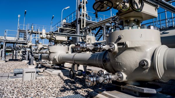 Sistemas de tubulação e válvulas de bloqueio aparecem na imagem da estação de recebimento de gás do gasoduto Nord Stream, no Mar Báltico, em Lubmin, Alemanha, em 31 de março de 2021 - Sputnik Brasil