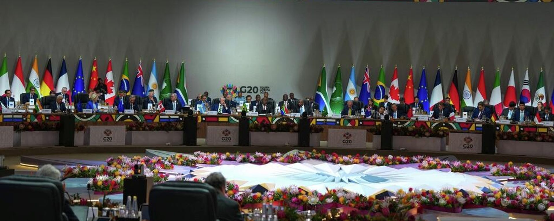 O presidente sul-africano Cyril Ramaphosa discursa na sessão de abertura da cúpula de líderes do G20 em Joanesburgo, África do Sul, 22 de novembro de 2025 - Sputnik Brasil, 1920, 02.07.2026