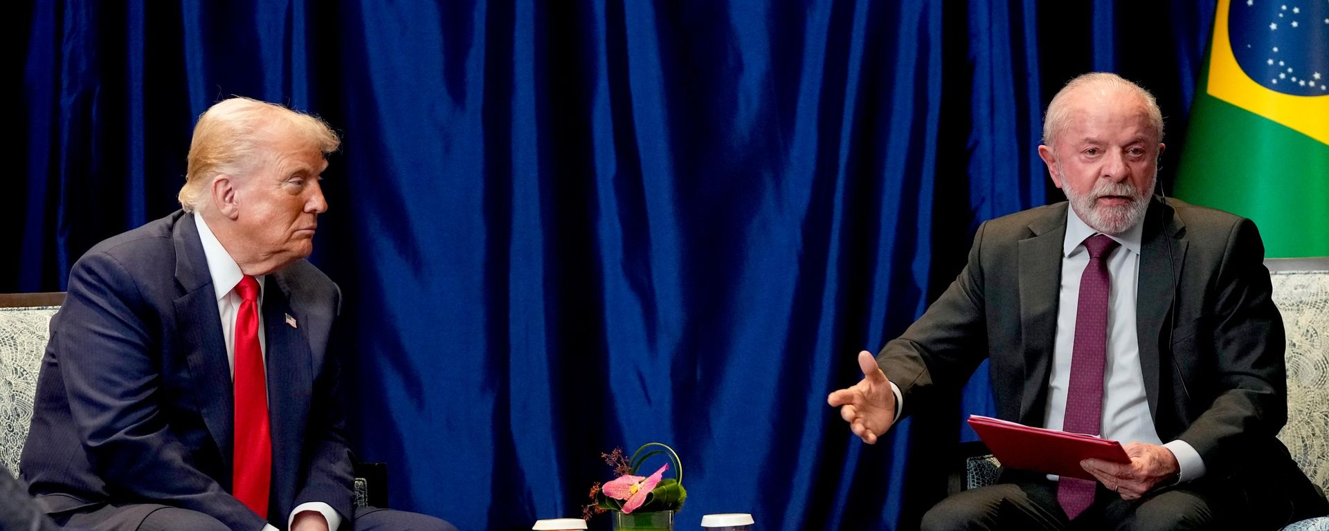O presidente dos Estados Unidos, Donald Trump (à esq.), encara o presidente do Brasil, Luiz Inácio Lula da Silva (à dir.), enquanto o brasileiro fala com a imprensa em Kuala Lumpur, na Malásia, em 26 de outubro de 2025 - Sputnik Brasil, 1920, 02.07.2026